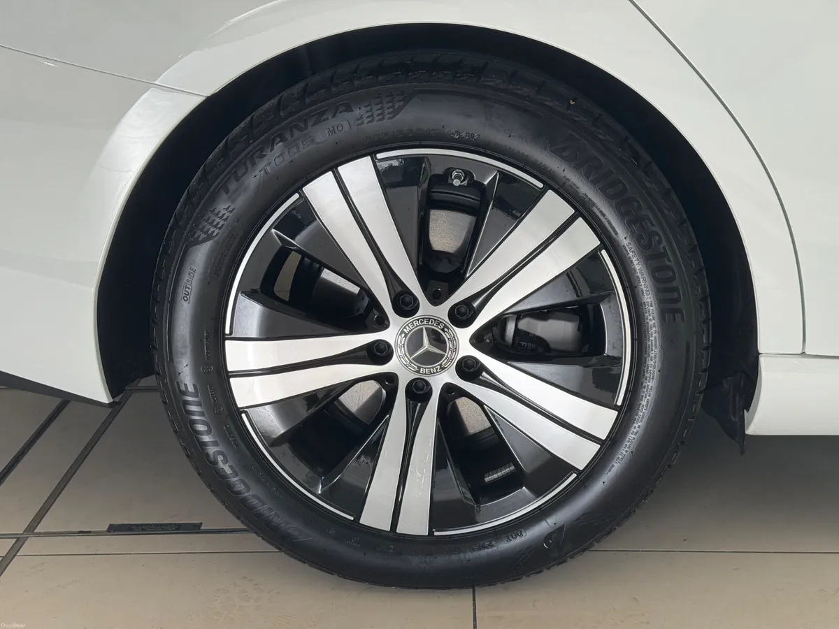 Mercedes-Benz C-Class 2025 - Image 6
