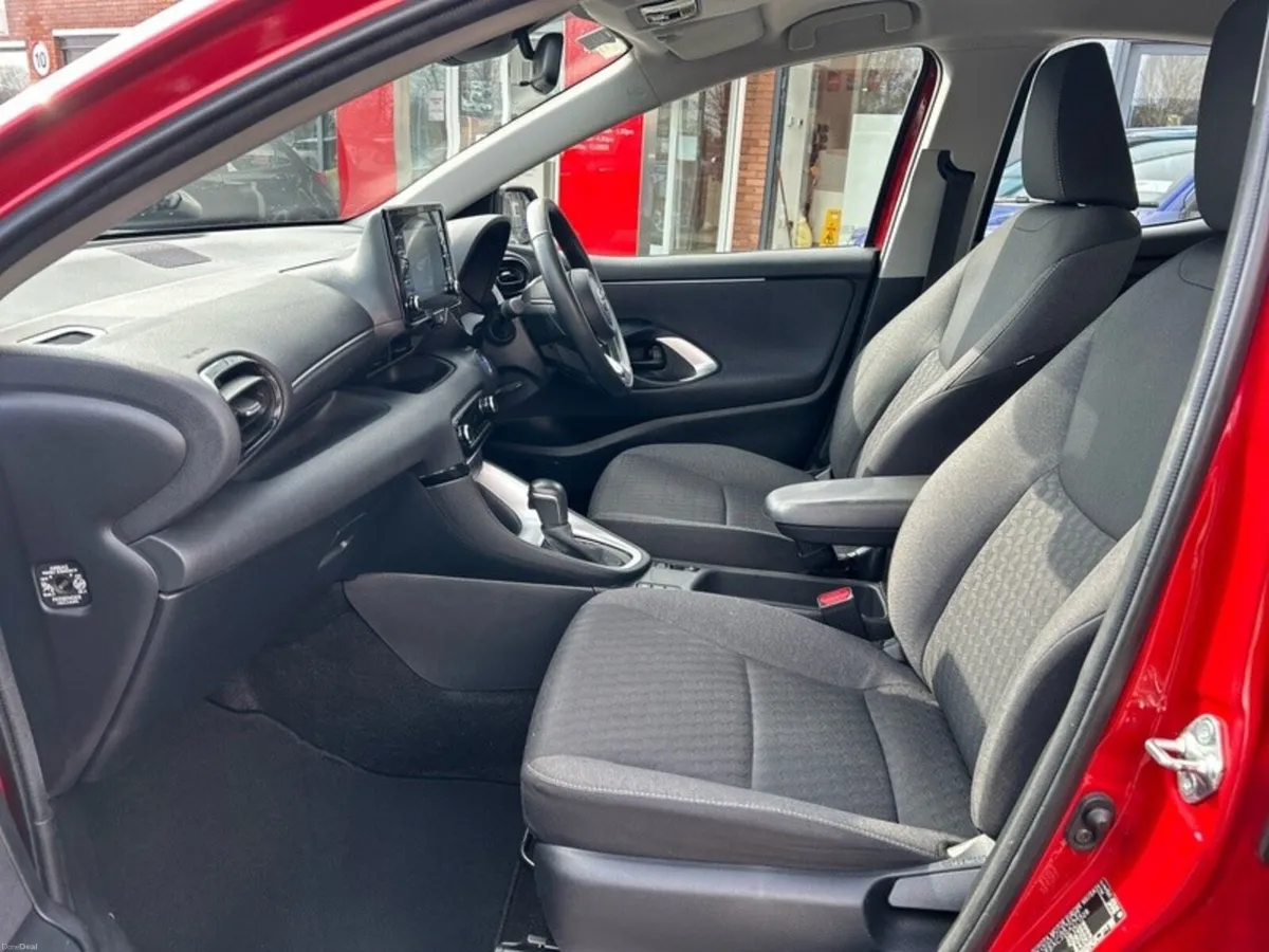 Toyota Yaris 1.5 HYBRID LUNA 4DR AUTO - Image 6