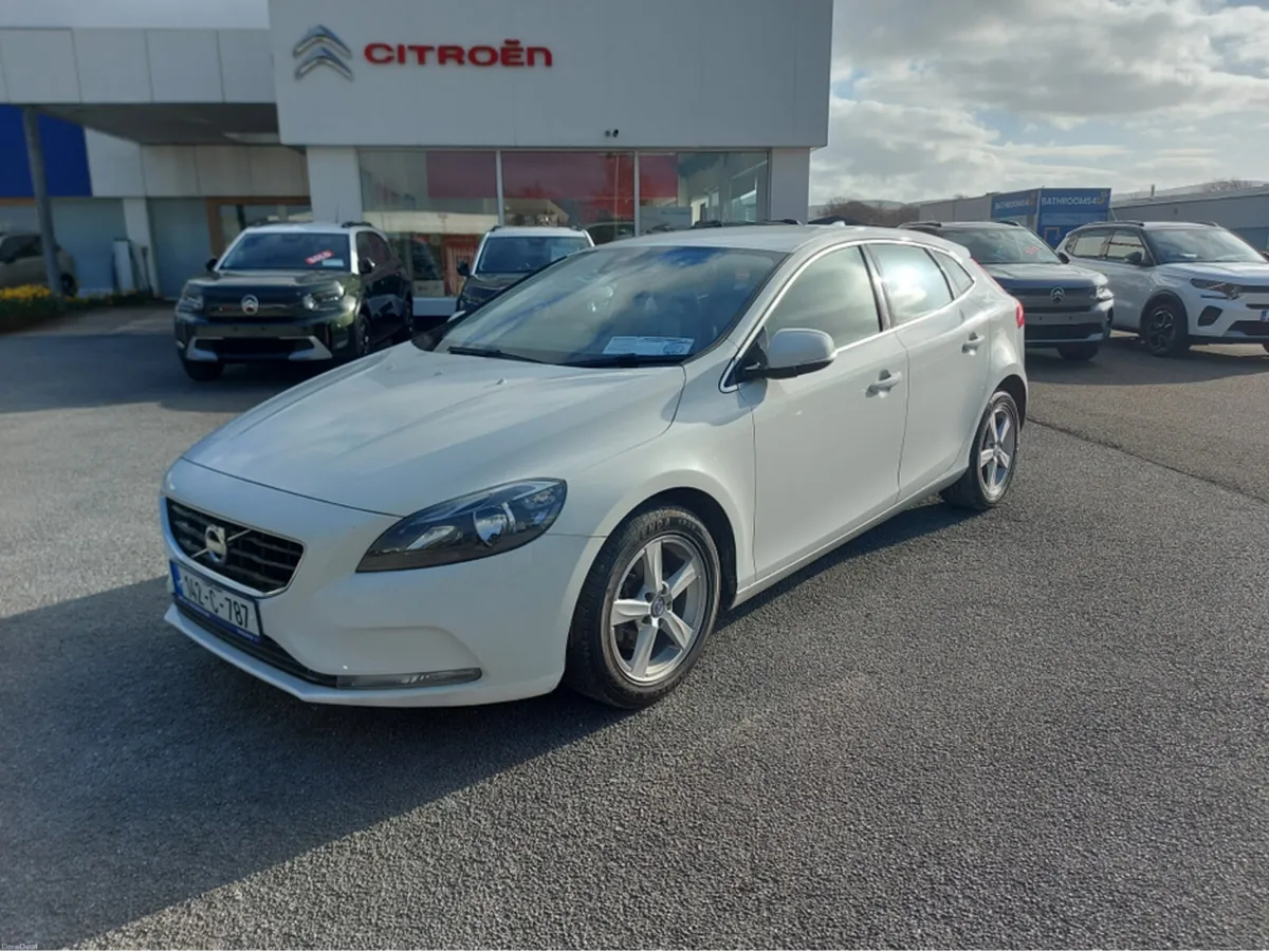 Volvo V40 D2 SE 5DR - Image 1