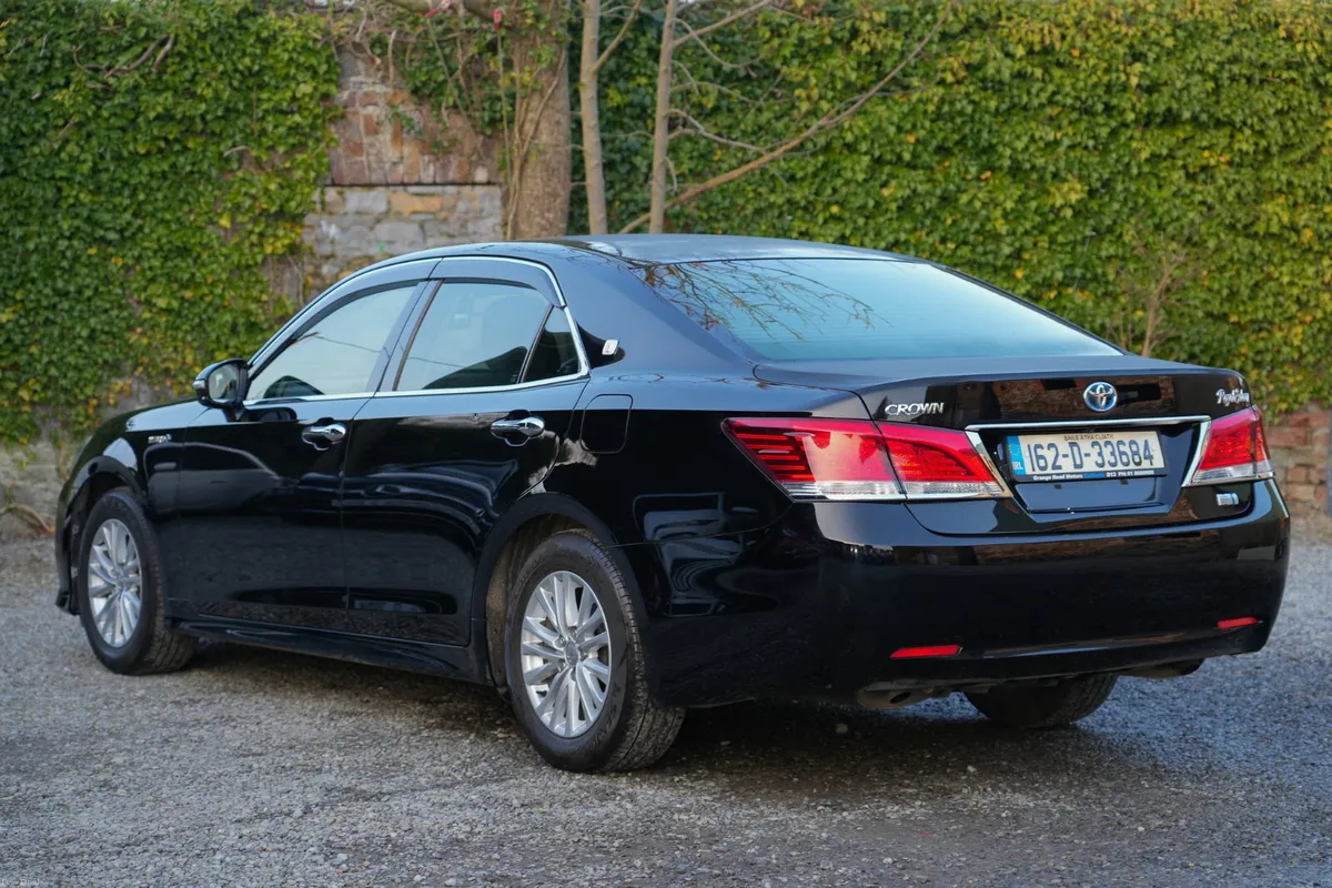 2016 Toyota Crown 2.5 Hybrid - Image 3
