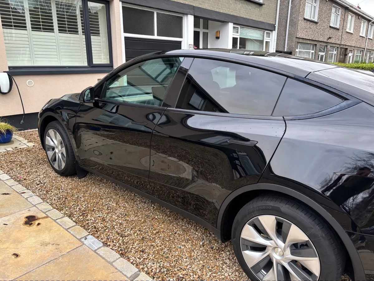 Tesla Model Y 2023 - Image 3