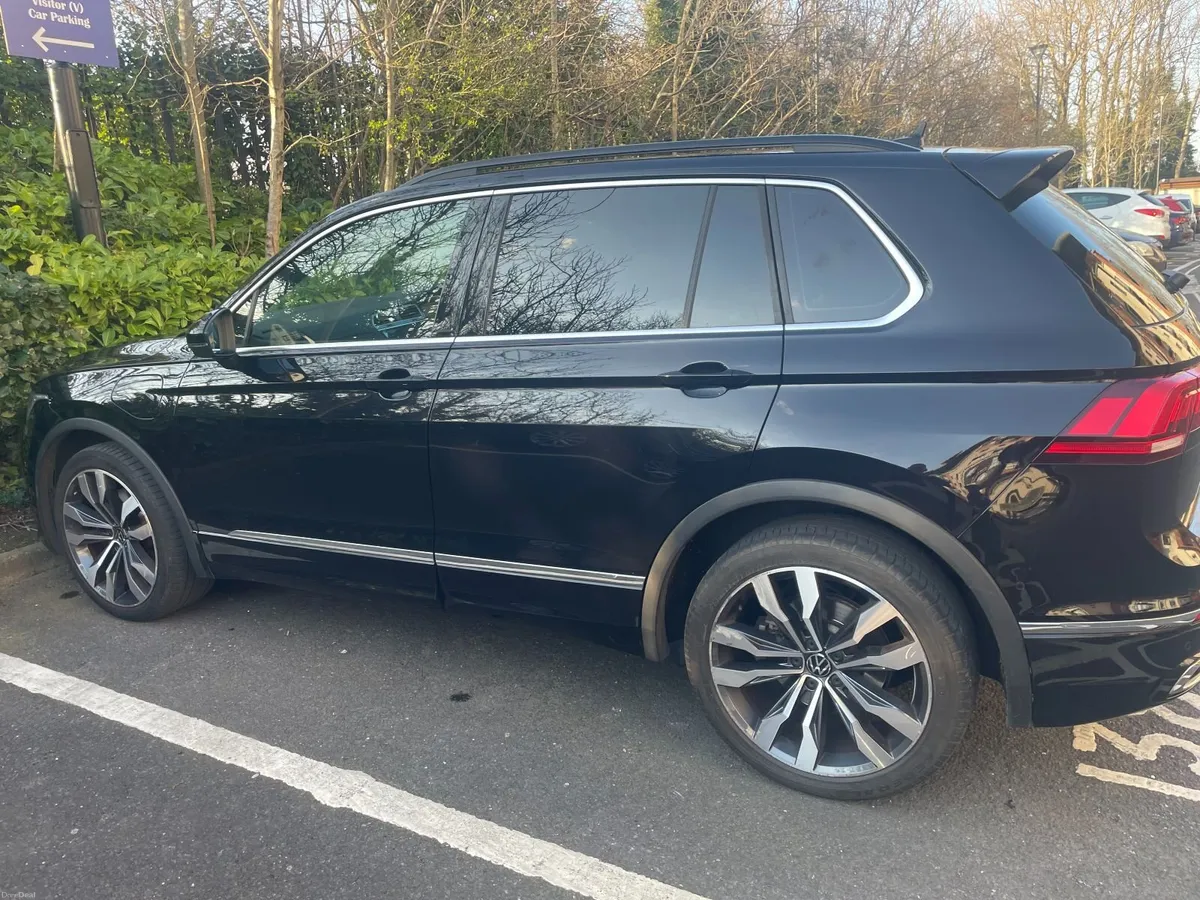 2023 Volkswagen Tiguan R-Line hybrid - Image 3