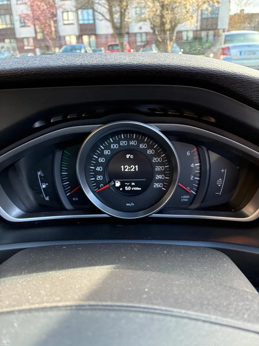 Volvo V40 2013 - Image 2