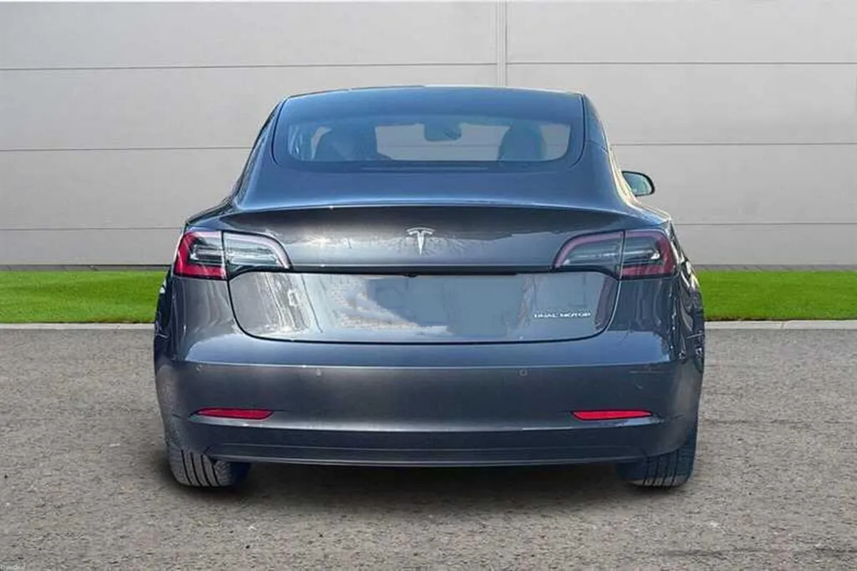 221 Tesla Model 3 Long Range - Image 2