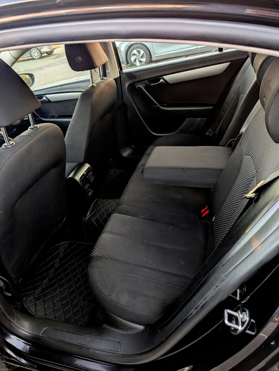 Volkswagen Passat 2012 - Image 2
