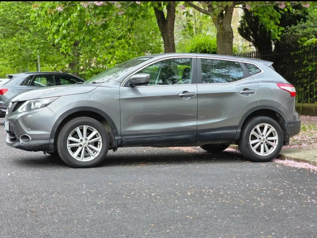 Nissan Qashqai 2015 1.2 Petrol Manual Low Mileage - Image 2