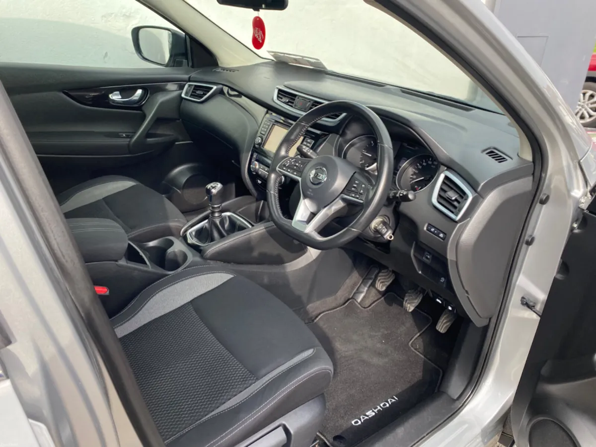 Nissan Qashqai 1.6 Sv Pan Roof  Low kms - Image 5