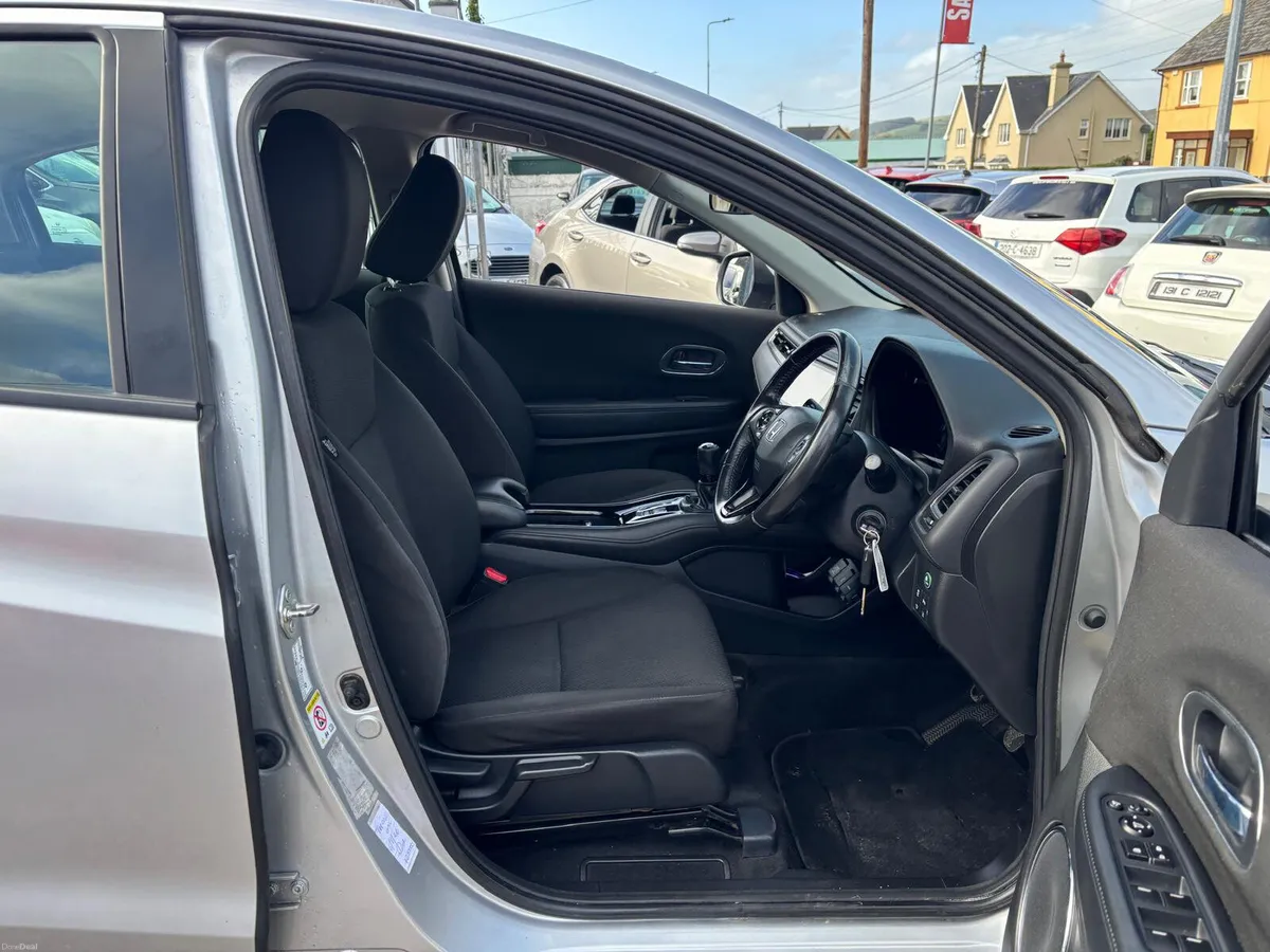 Honda HR-V 2016  PETROL  LOW  MILEAGE - Image 4