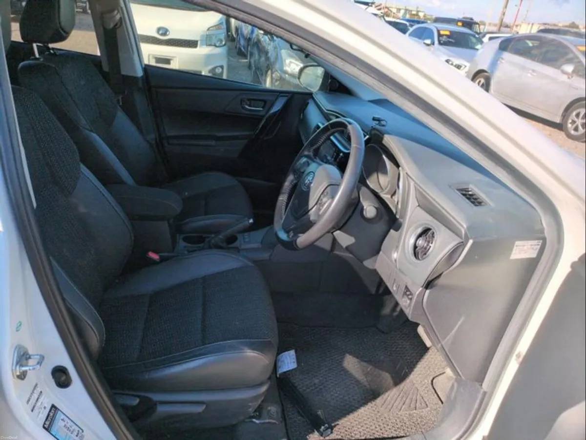 Toyota Auris 1.8 Hybrid - Image 2