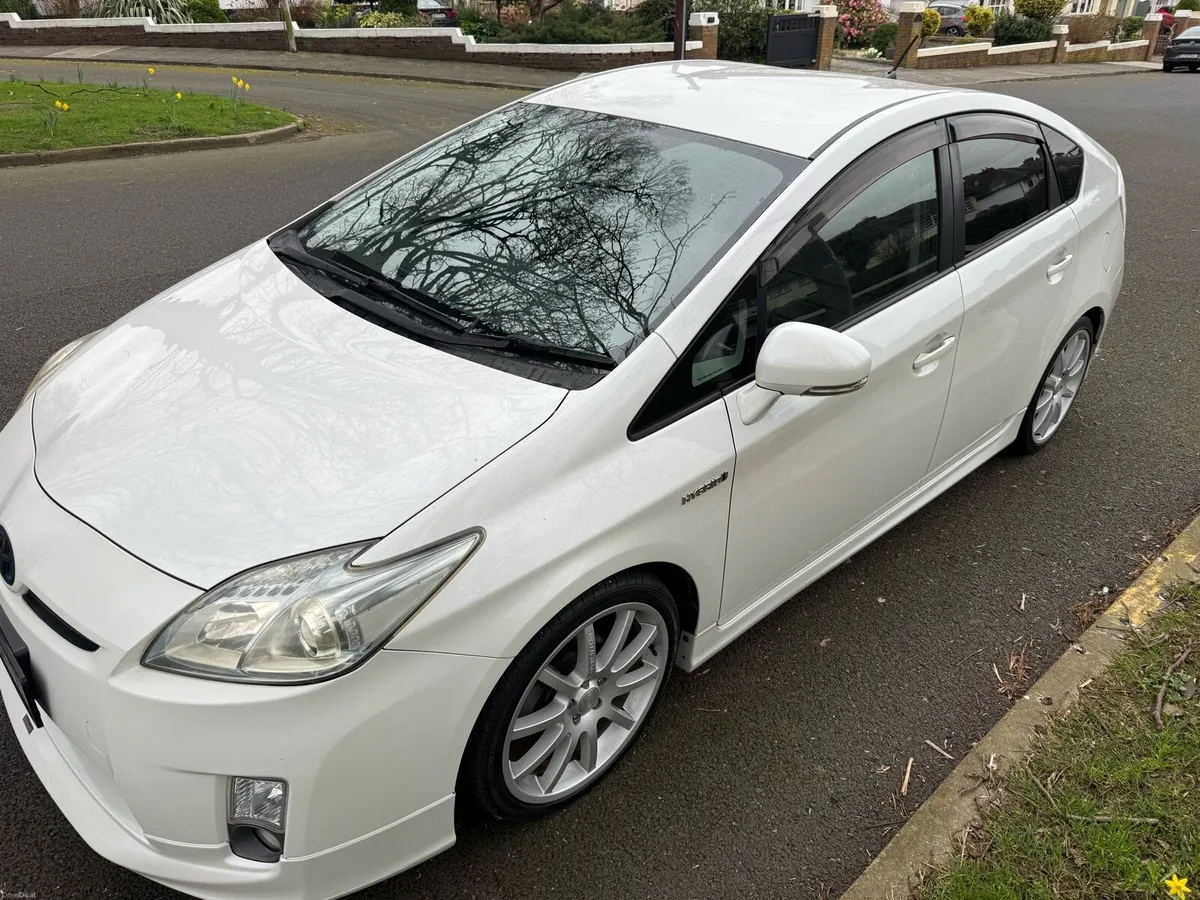 2011 Toyota  Prius 138500 KMS - Image 2