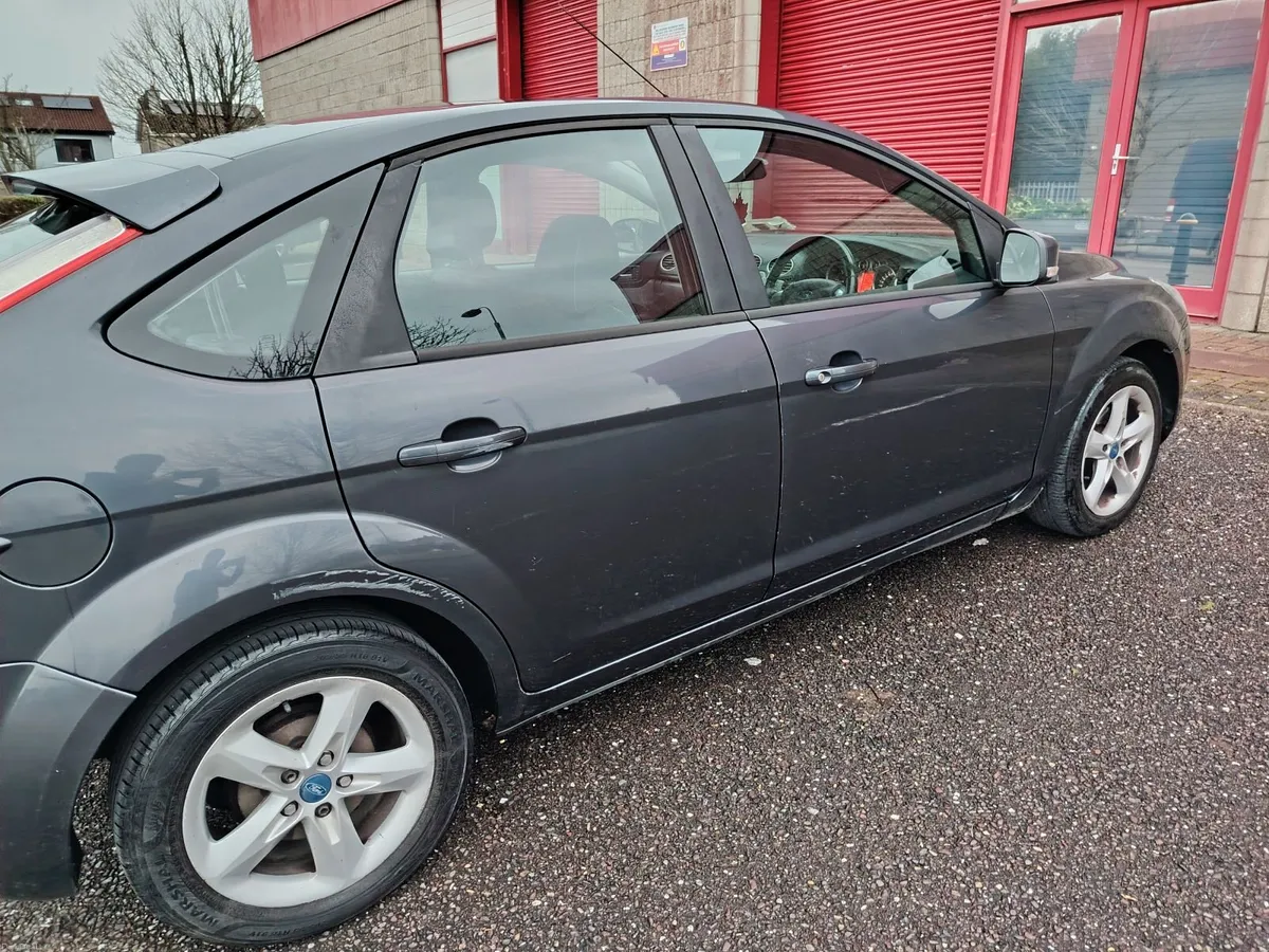 Ford Focus 2011 - Image 2