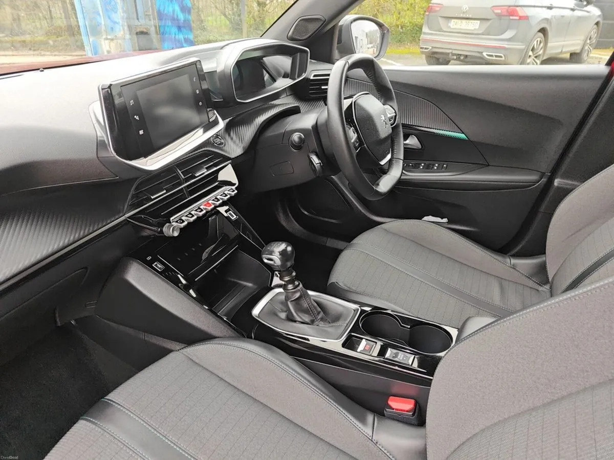 Peugeot 2008 ALLURE 1.2 PURETECH 100HP MANUAL - Image 3
