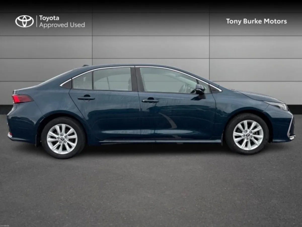 Toyota Corolla Saloon - Luna Edition - 1.8 Hybrid - Image 3
