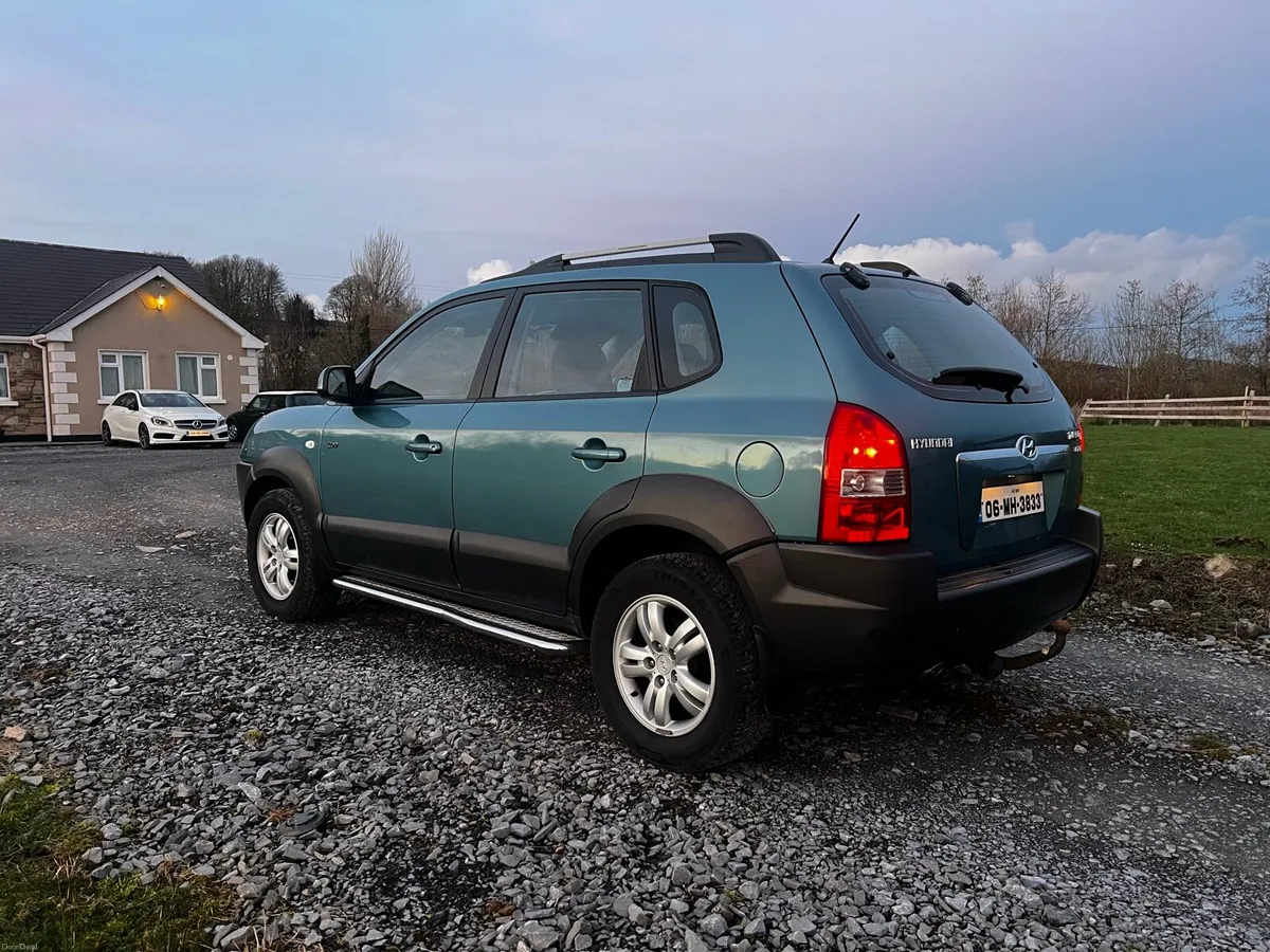 2006 Hyundai Tucson 4WD - Image 2