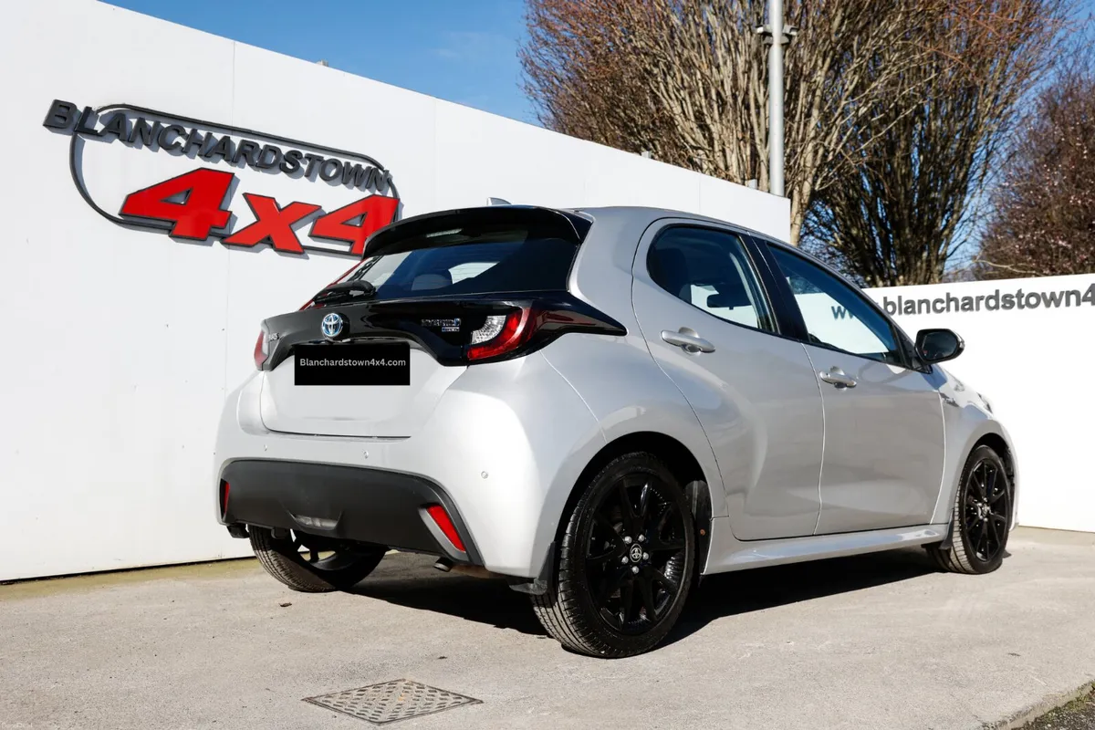 Toyota Yaris Luna Auto Hybrid - Image 2