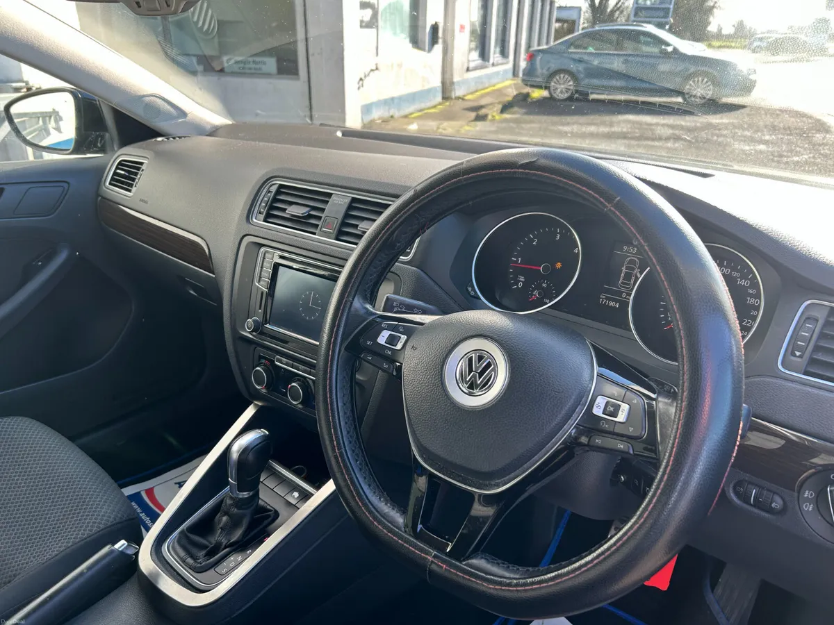 Volkswagen Jetta AUTOMATIC - Image 4