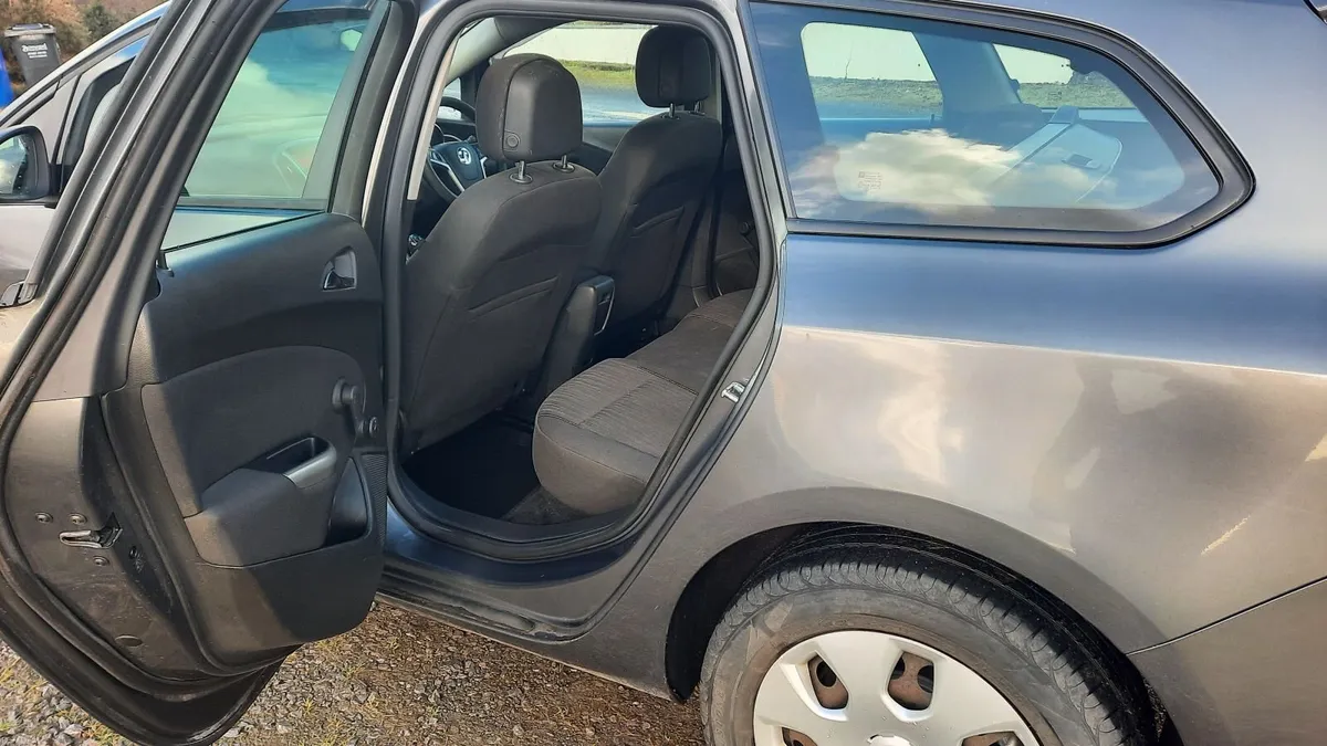 Vauxhall Astra 2011 - Image 3