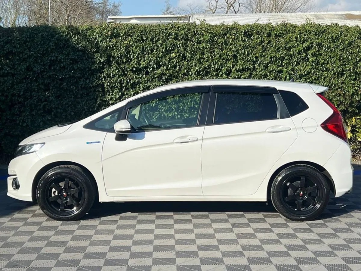 Honda Fit L-PACKAGE 1.5 HYBRID // HALF LEATHER INT - Image 3