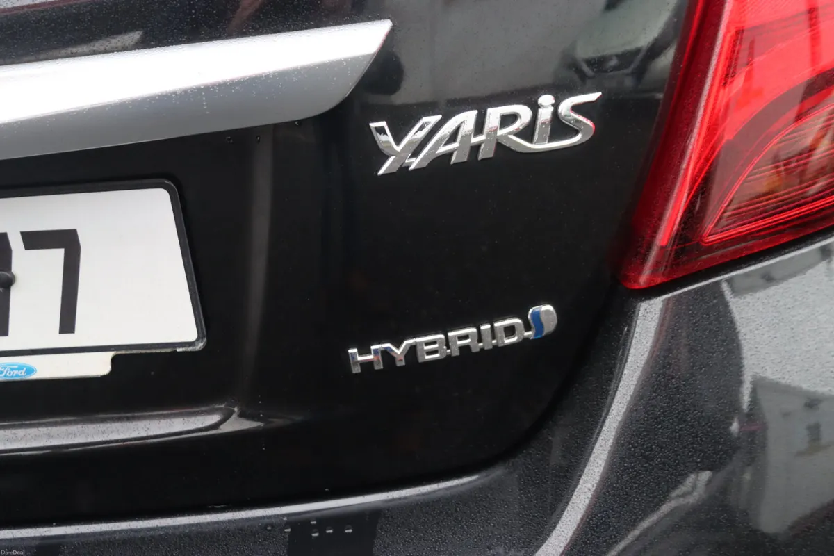 2015 Toyota Yaris Hybrid AUTOMATIC 5-dr - Image 4