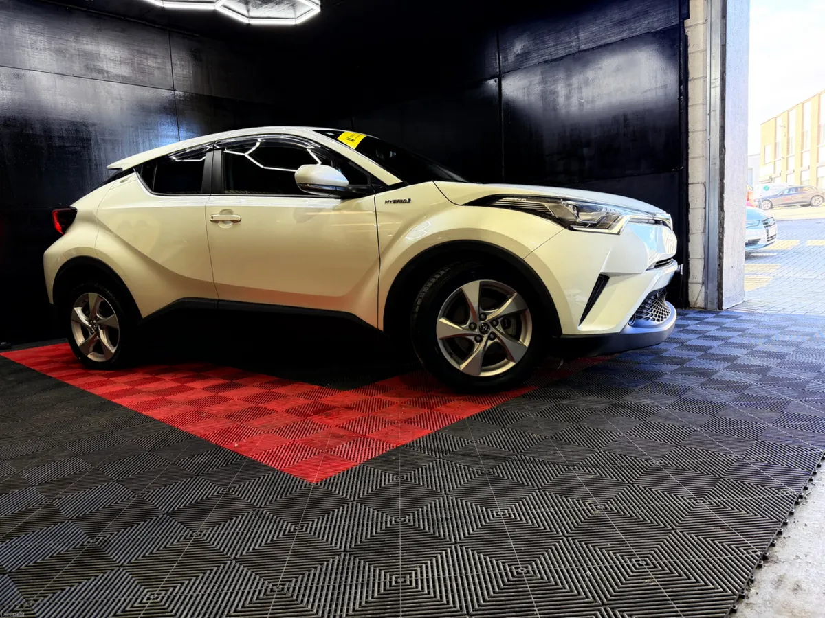 2019 Toyota C-hr Hybrid - Image 4