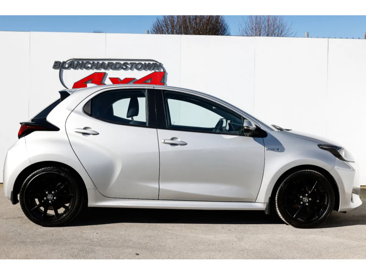 Toyota Yaris HYBRID LUNA AUTO 4DR - Image 4