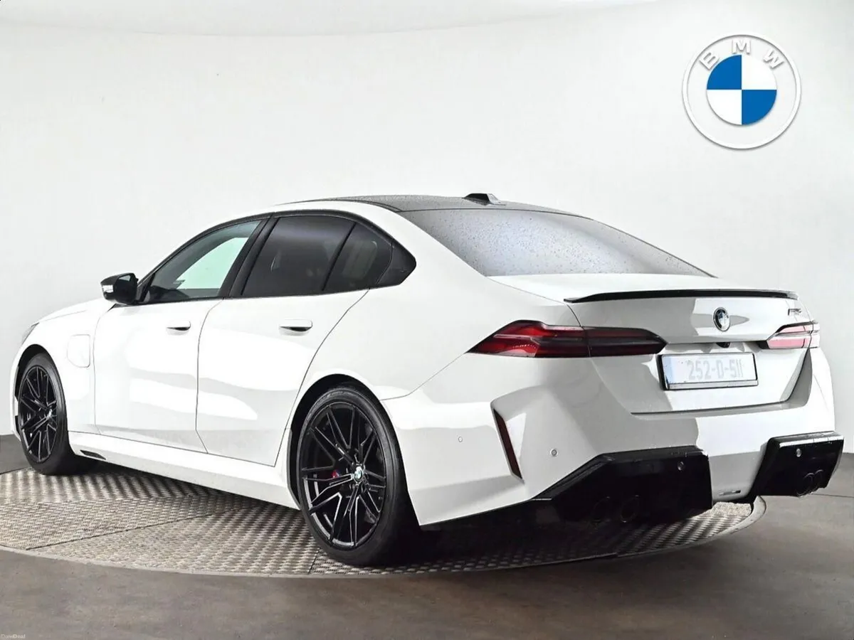 BMW M5 Saloon - Image 2