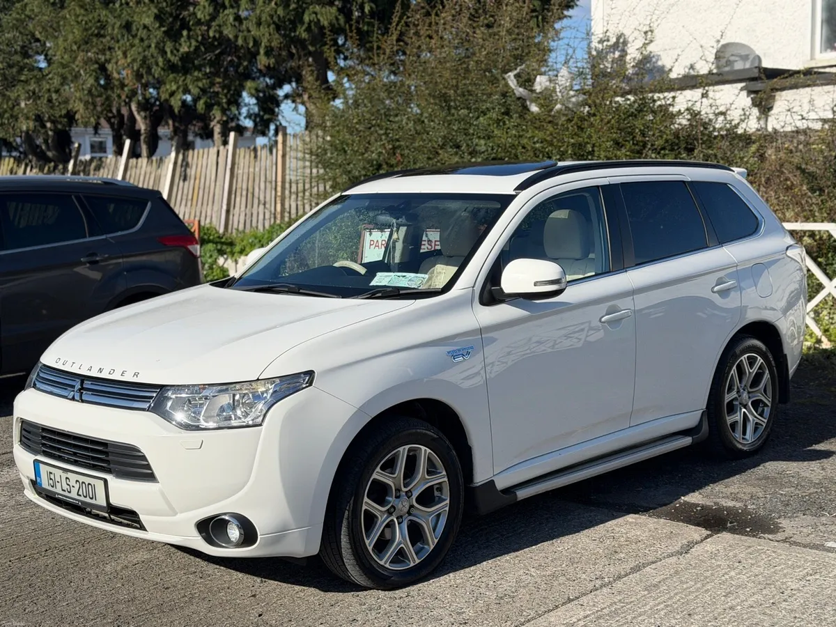White Mitsubishi Outlander 2015 PHEV - Image 2