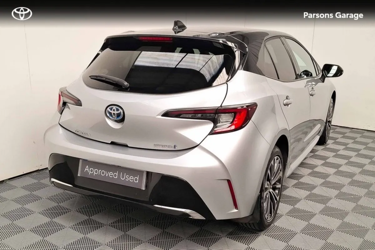 Toyota Corolla LUNA SPORT HB 4DR AUTO - Image 2