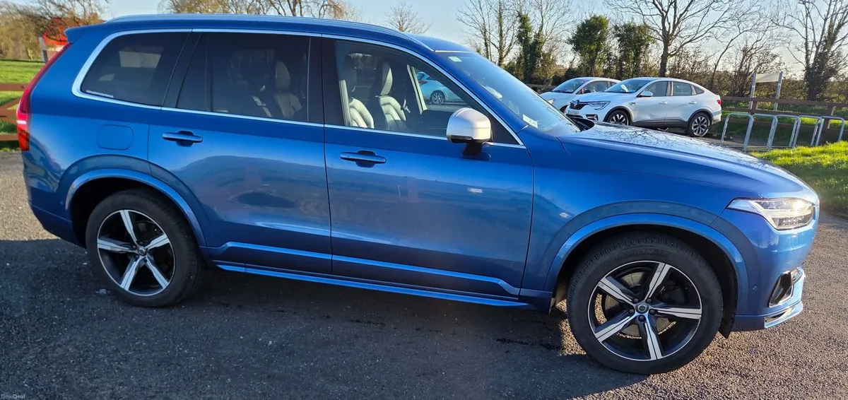 2019 Volvo XC90 R-DESIGN T8 PHEV AWD 7 Seats. - Image 2