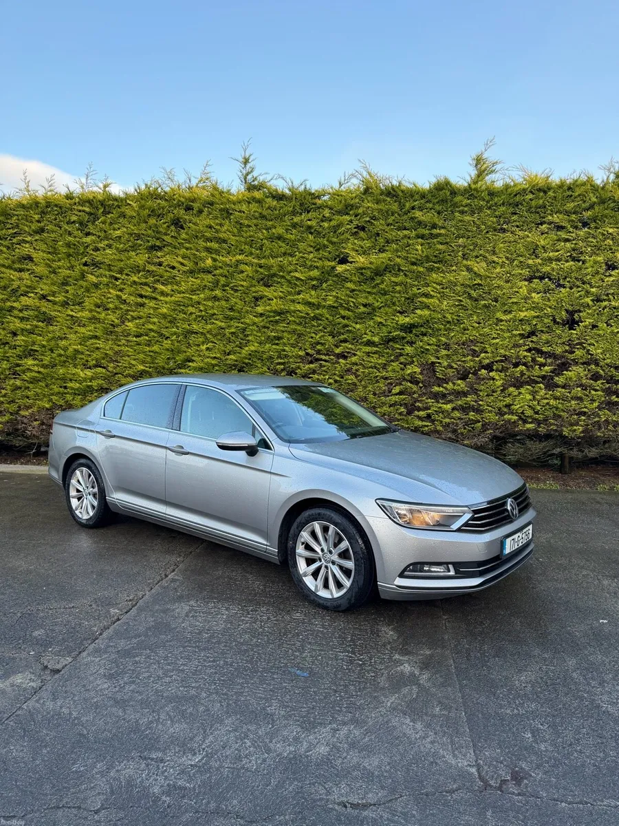 2017 Volkswagen Passat - Image 2