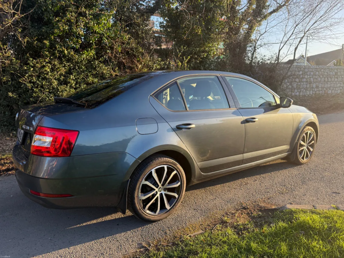 Skoda Octavia 1.6 Saloon mint condition - Image 1