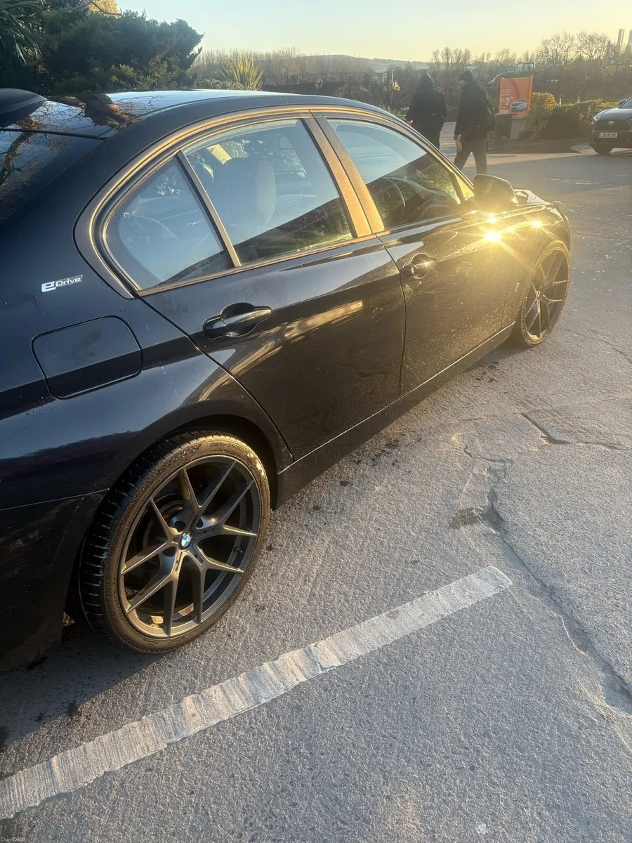 BMW 330e 3-series - Image 4