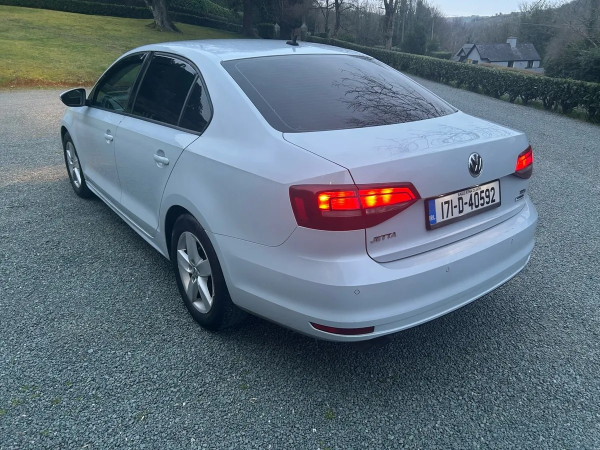 Volkswagen Jetta 2.0L - Image 3