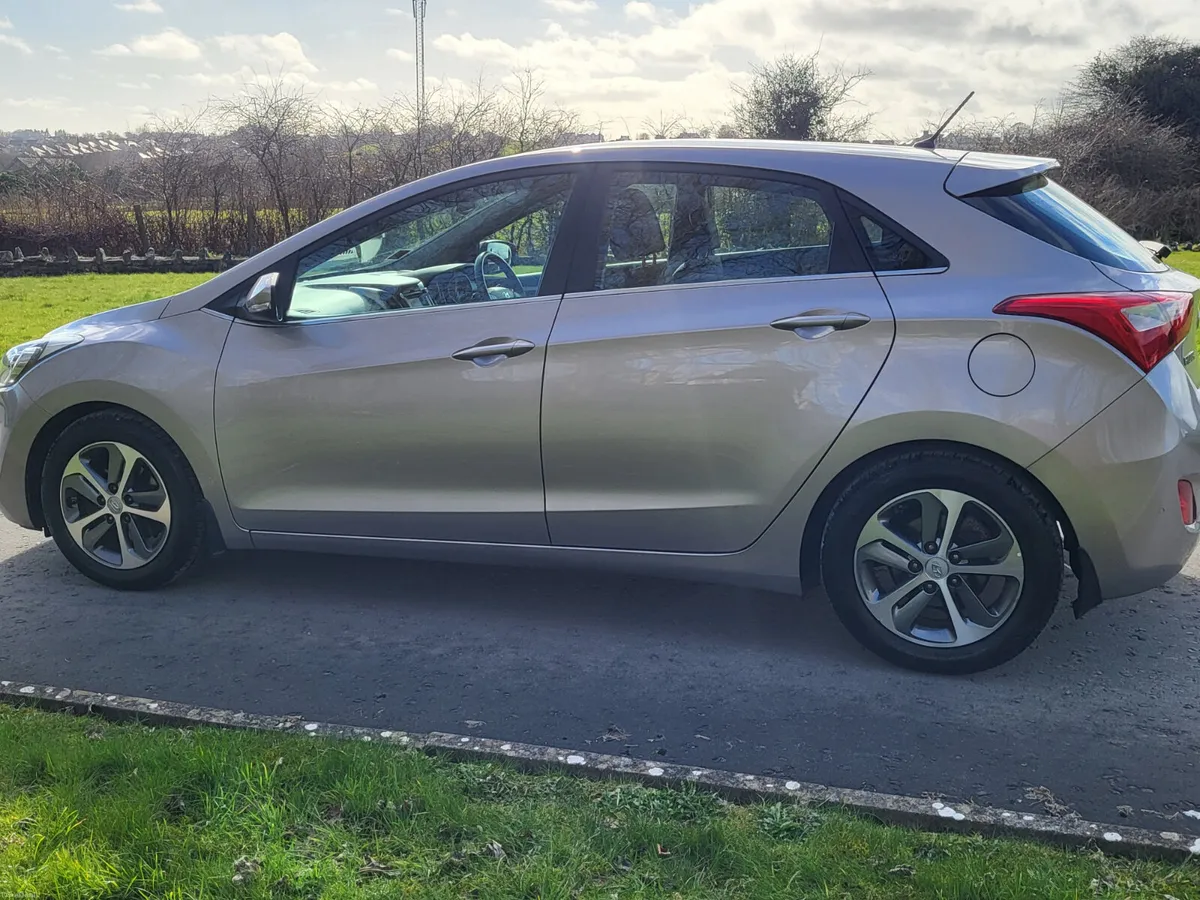 Hyundai i30  1.4 petrol low kms - Image 4