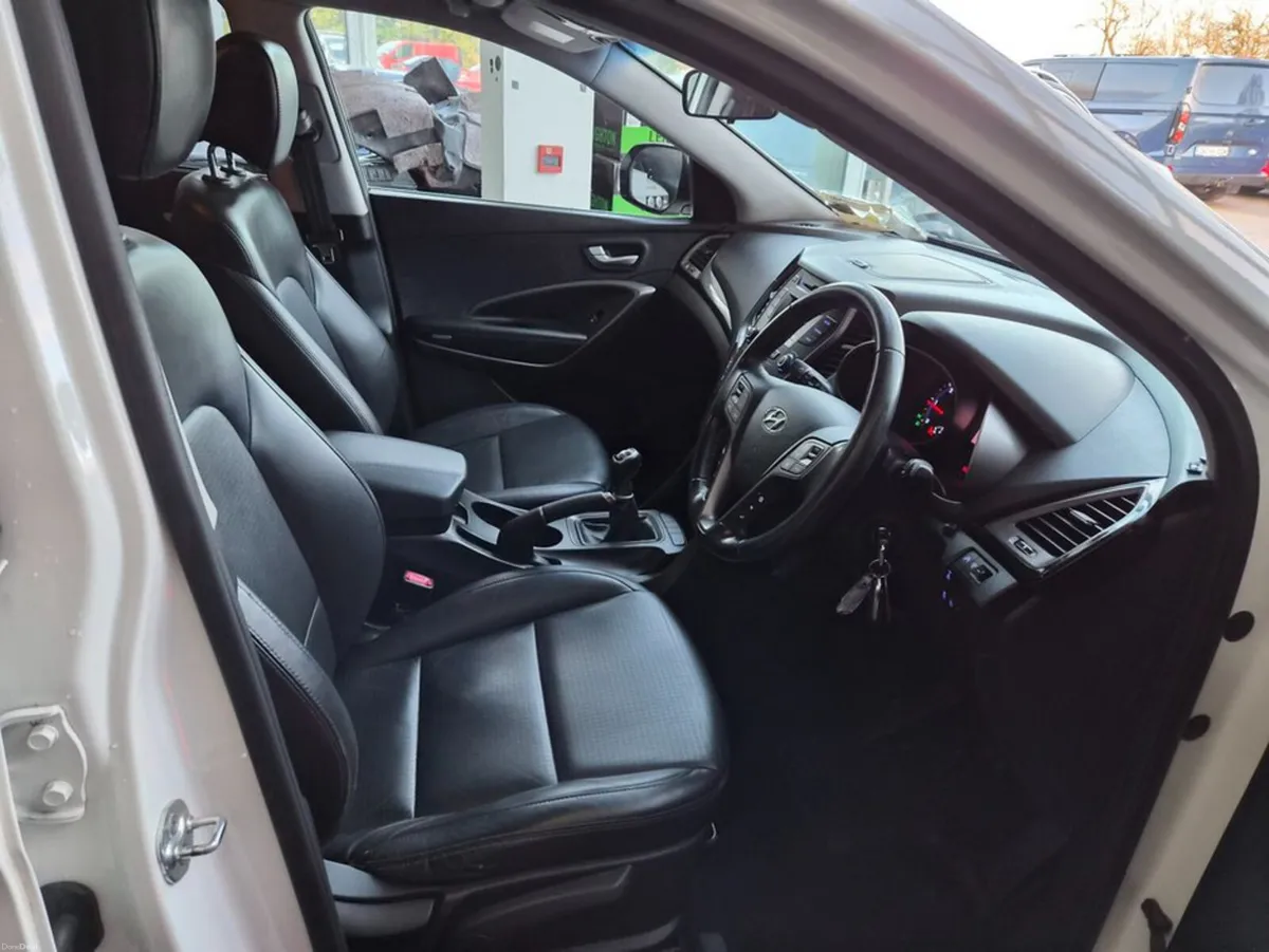 Hyundai Santa Fe 4WD Executive 4DR - Image 2