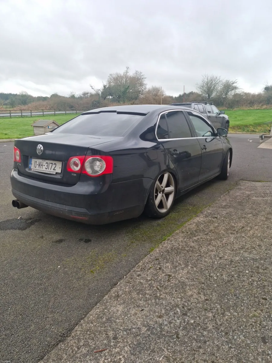 Volkswagen Jetta 2010 - Image 2