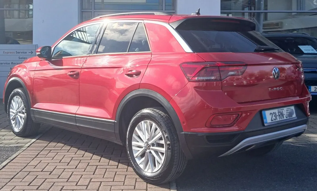 Volkswagen T-Roc Life 2.0 TDI 116HP **REAR VIEW CA - Image 4