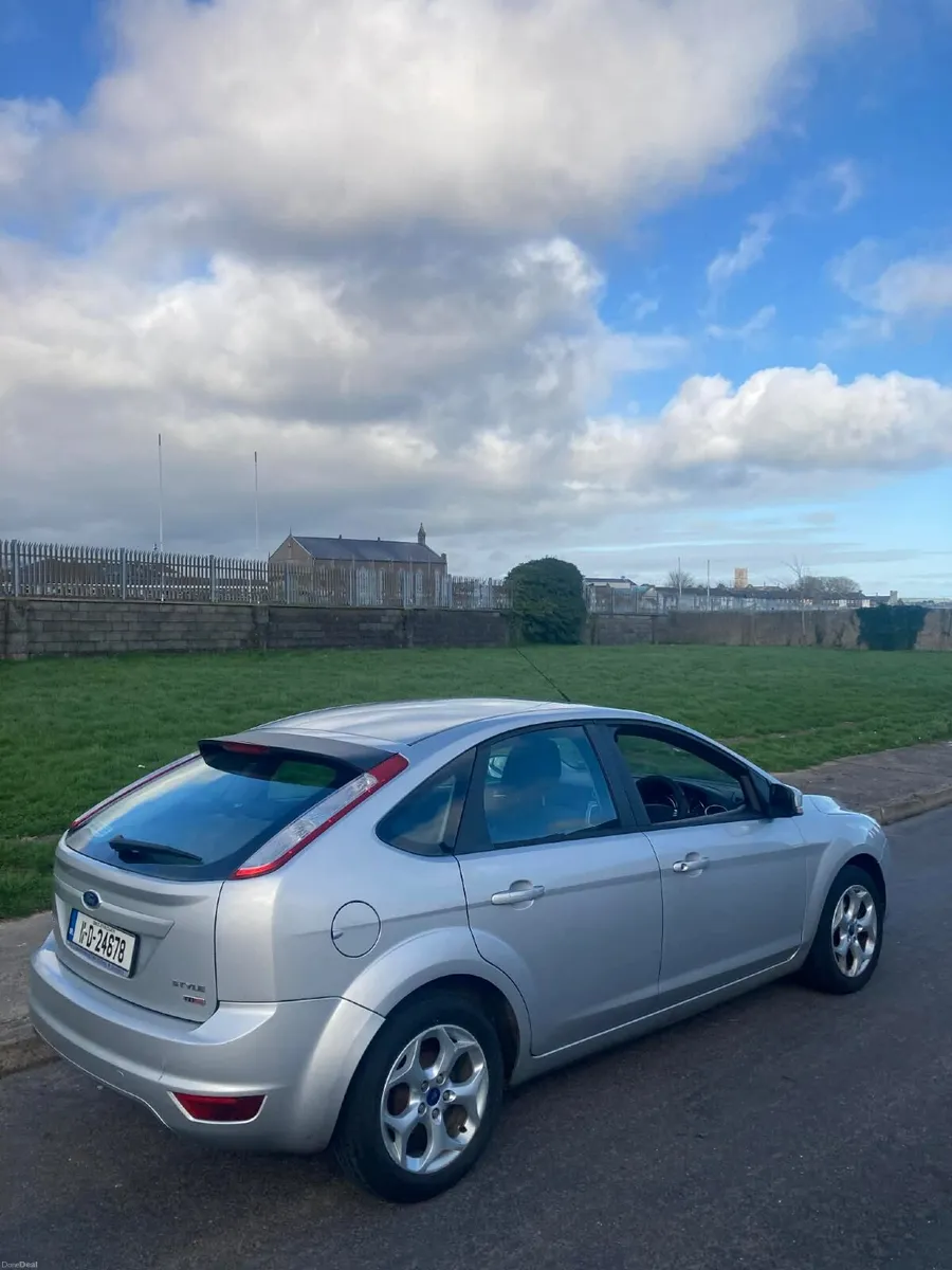 Ford Focus 2011 - Image 2