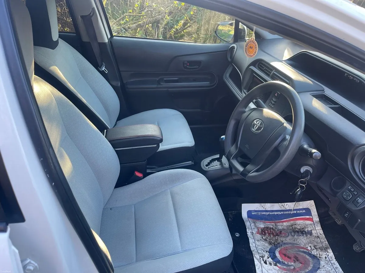 2015 Toyota Aqua Hybrid - Image 4