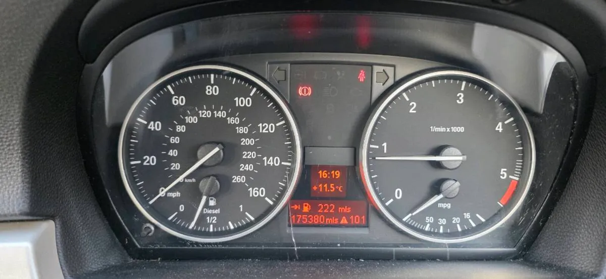 BMW 320D 2011 - Image 2