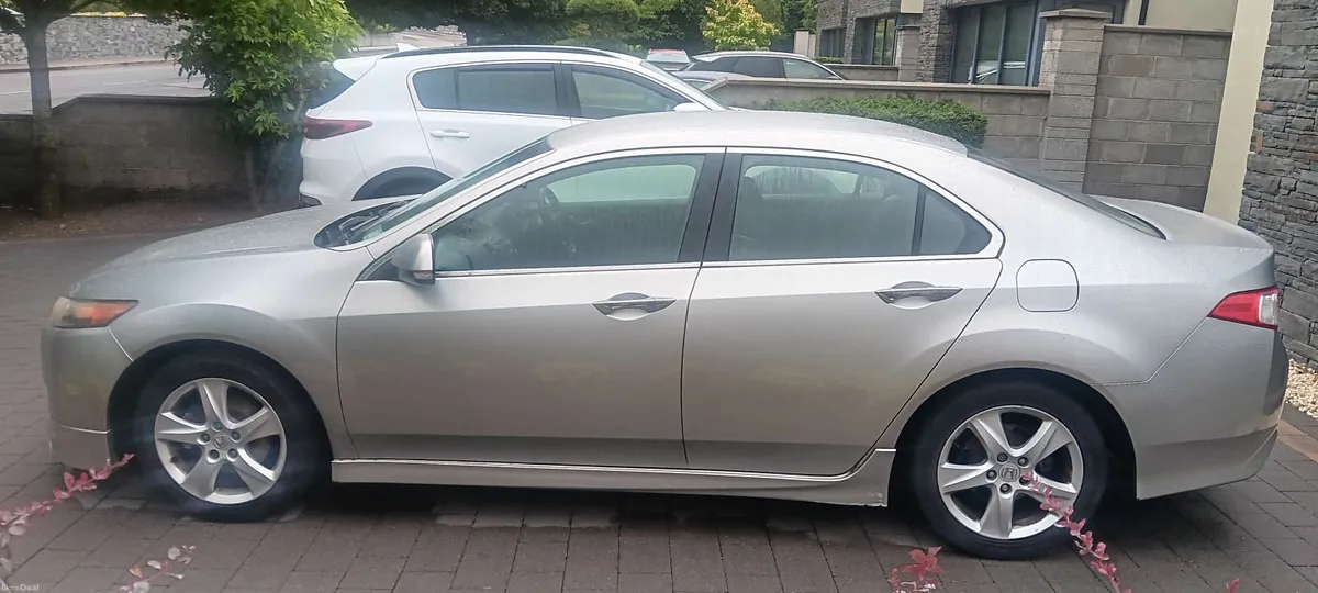 Honda Accord 2010 - Image 2