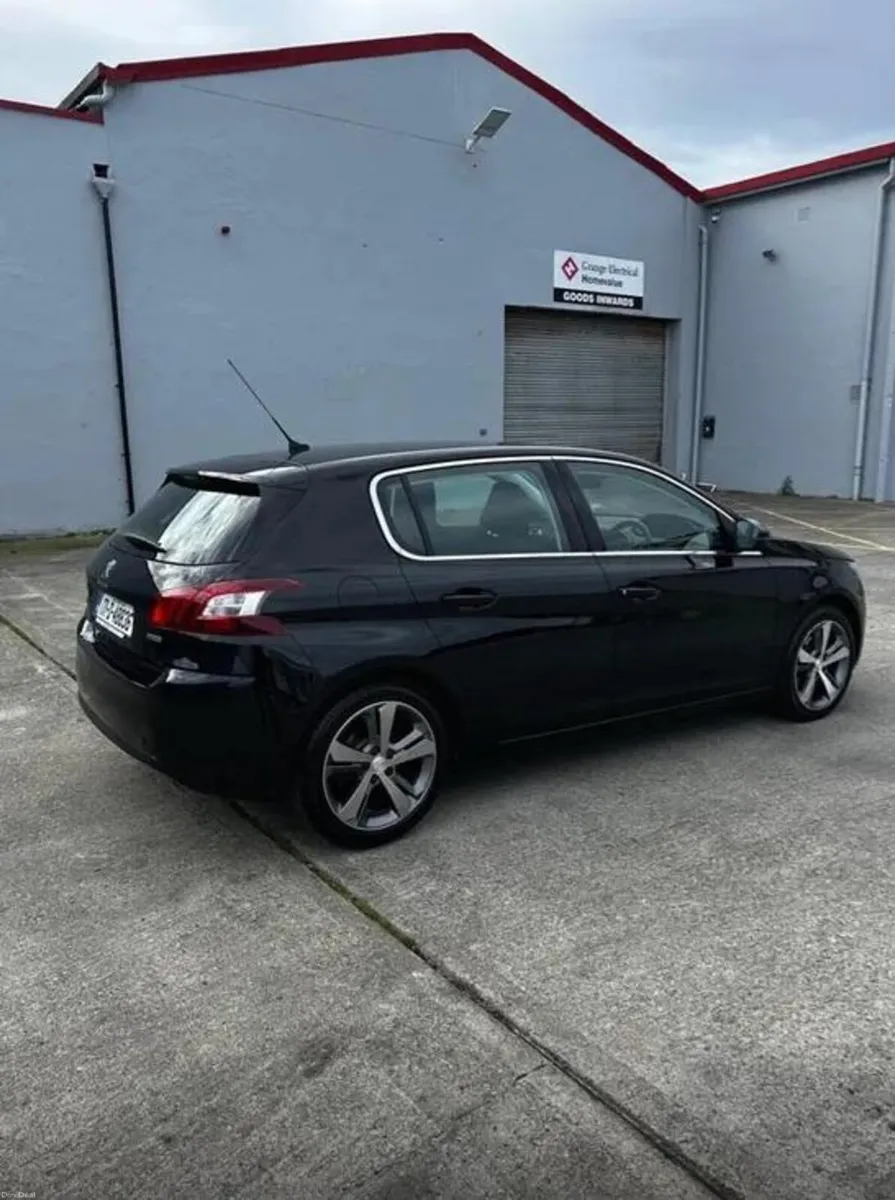 Low mileage. Automatic - Image 4