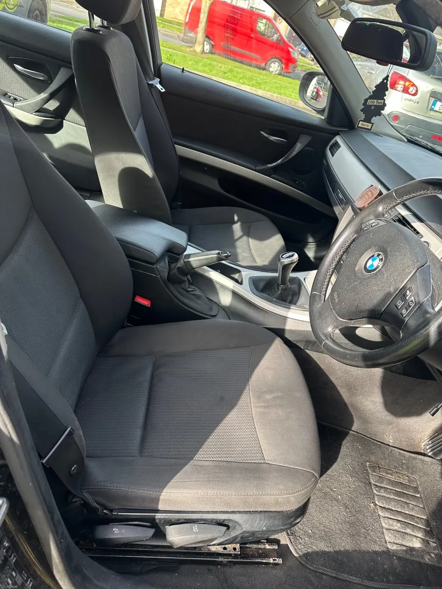 BMW 3-Series 2009 - Image 4