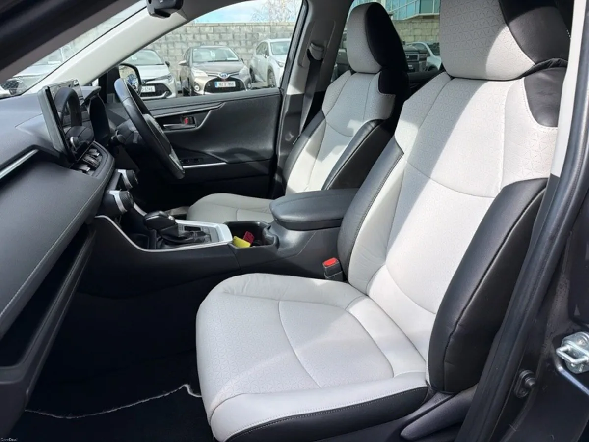 Toyota RAV4 HYBRID WITH LEATHER // REAR CAMERA // - Image 6
