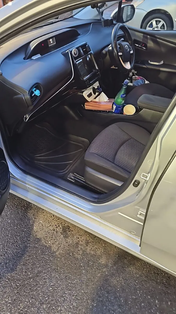 Toyota Prius 2018 - Image 2