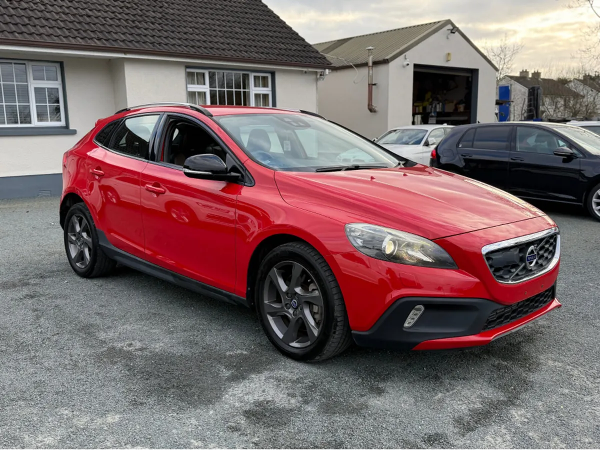 Volvo V40 2.0 D4 CROSS COUNTRY BLACK SERIES DIESEL - Image 3