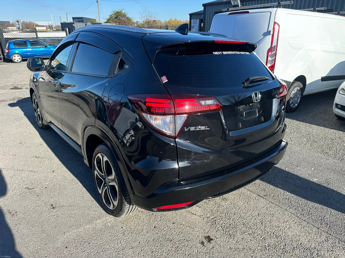 2015 HONDA VEZEL HYBRID 1.5L FULL OPTION LOW MILES - Image 3