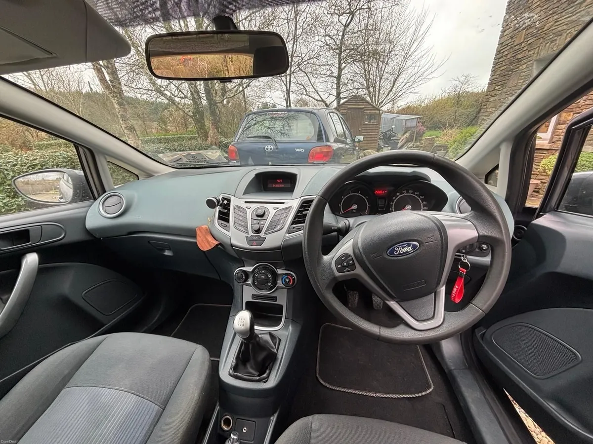 Ford Fiesta 2011 - Image 2