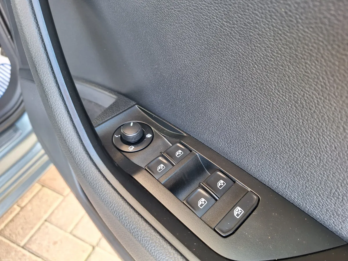 Skoda Superb 1.6 Tdi *Heated Seats/Sat Nav/Timing - Image 3