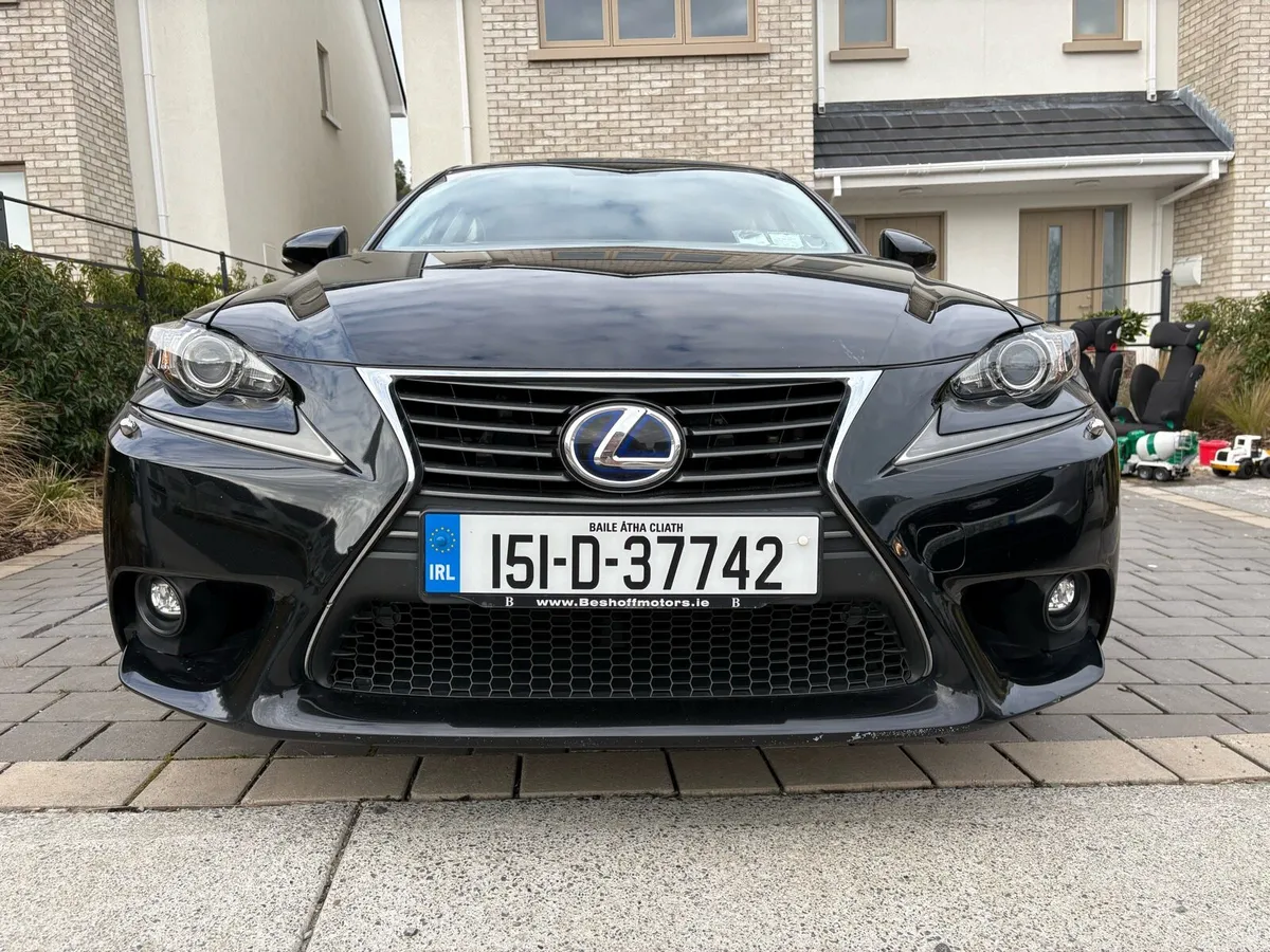 Lexus IS300H - Image 2